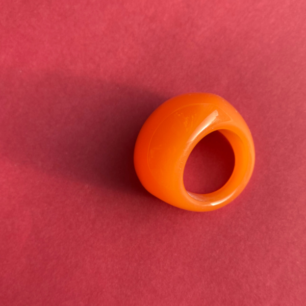 Becky orange ring i akryl paa roed baggrund