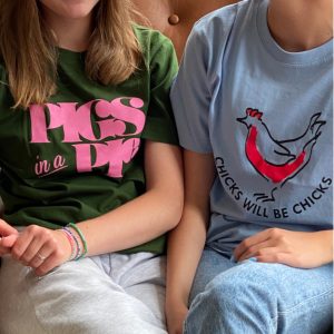 T-shirt med Pigs og Chicks tryk paa modeller