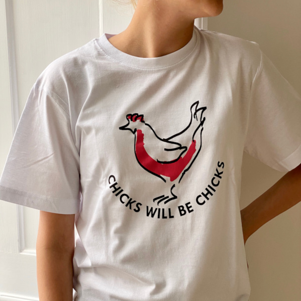 Hvid t-shirt med chicks tryk paa model