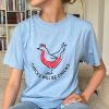 Lyseblaa t-shirt med chicks tryk paa model