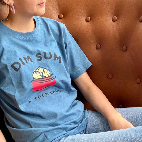 Blaa t-shirt med Dim Sum tryk paa model