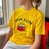 Gul t-shirt med Dim Sum tryk paa model