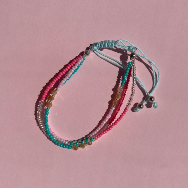 Rose 3-i-1 armbånd med perler og similisten på rosa baggrund